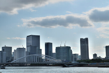 Fototapeta premium 超高層ビルがそびえる東京のウォーターフロント（隅田川 東京 2022） Tokyo waterfront with skyscrapers (Sumidagawa Tukijiji-OohashI bridge Tokyo 2022)