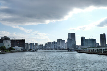 Fototapeta premium 超高層ビルがそびえる東京のウォーターフロント（隅田川 東京 2022） Tokyo waterfront with skyscrapers (Sumidagawa Tukijiji-OohashI bridge Tokyo 2022)