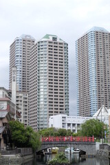 佃小橋の赤い欄干とタワーマンション（東京都中央区佃）Tsukudakobashi and high-rise apartments（Tokyo 2022）