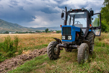 Fototapeta premium tractor in field