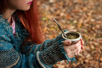 Mujer bonita tomando mate en el bosque al atardecer. Cultura Argentina