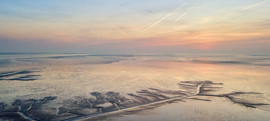 Wattenmeer der Nordsee bei Sonnenuntergang