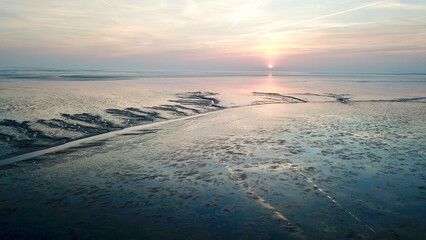 Wattenmeer der Nordsee bei Sonnenuntergang