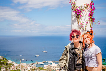 Femmes posant sur les hauteurs de Capri