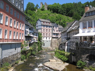 Fototapeta na wymiar Fachwerkpanorama an der Rur in Monschau