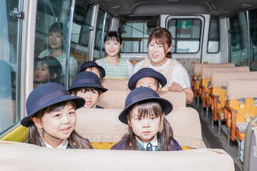 幼児バスに乗る子どもたち - obrazy, fototapety, plakaty