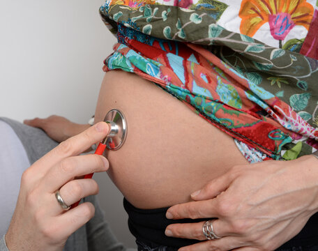 arzt untersuchung vorsorge untersuchungen babybauch werdende mama erbkrankheiten sorge angst bauch baby