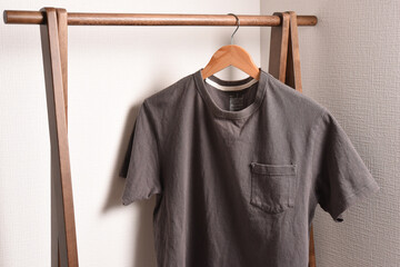 ハンガーラックにかかった無地のTシャツ