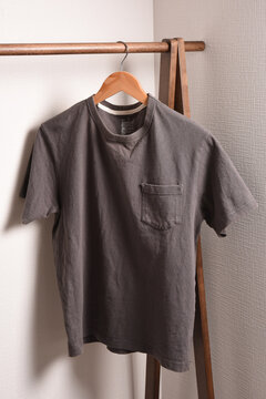 ハンガーラックにかかった無地のTシャツ