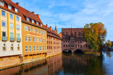 Fluss Pegnitz und berühmte Architektur in Nürnberg Deutschland © Leilani