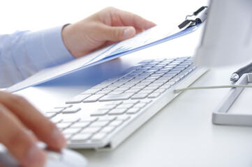 パソコンで仕事をするスーツの男性