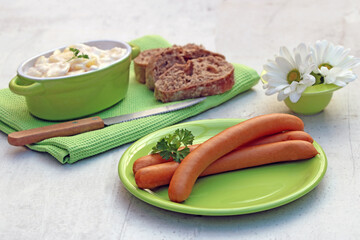 Wiener Würstchen mit Kartoffelsalat.