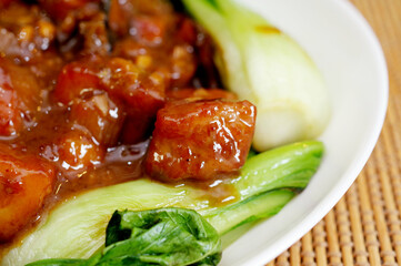 豚肩ロース肉のコーヒー煮と焼いた青梗菜