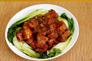 豚肩ロース肉のコーヒー煮と焼いた青梗菜
