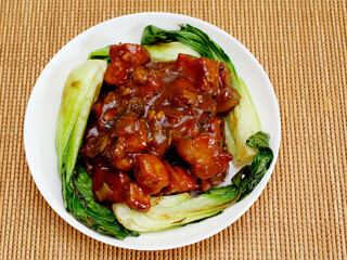 豚肩ロース肉のコーヒー煮と焼いた青梗菜