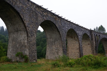 Fototapeta na wymiar The famous old viaduct in the Ukrainian mountains. Carpathians, Vorokhta