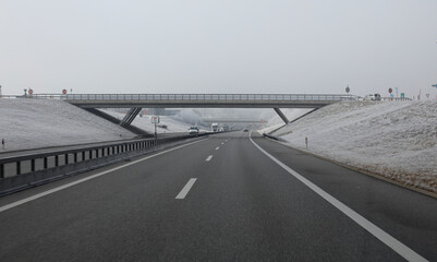 Arbres enneigés sur l'autoroute avec un pont