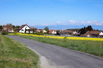 Fototapeta na wymiar Maisons du village d'Etoy en Suisse au printemps