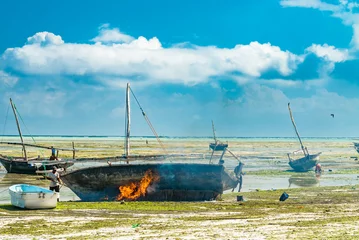 Crédence de cuisine en verre imprimé Plage de Nungwi, Tanzanie Réparation de bateaux de pêcheurs locaux sur une plage à marée basse à Nungwi Zanzibar, Tanzanie