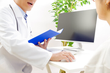 診察をする男性医師