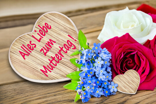 Alles Liebe zum Muttertag mit Herz und Blumen auf Holz