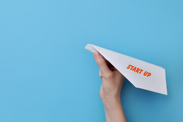 Paper airplane with the inscription: start up