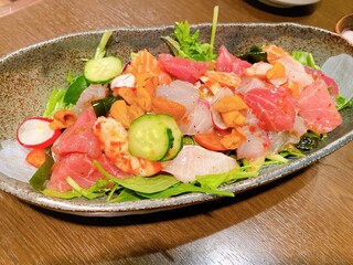 居酒屋メニューの定番　海鮮サラダ