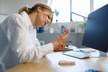 Fototapeta na wymiar Office woman with carpal tunnel syndrome and wrist pain