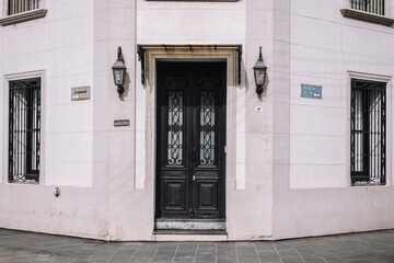 Fototapeta na wymiar Entrance to the old building in San Antonio de Areco