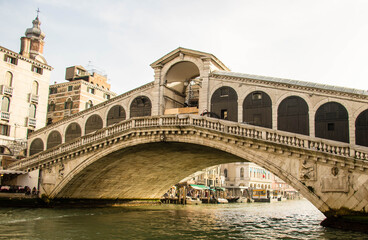 Beautiful view of the old famous Rialto Bridge in Venice, Italy - obrazy, fototapety, plakaty