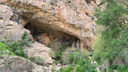 Cueva natural en la piedra 