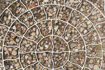 滑り止めのある砂利道