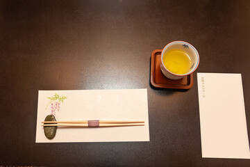 会席膳　敷紙と箸