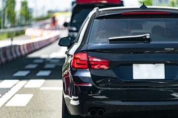 Fototapeta premium 高速道路を走行中の車