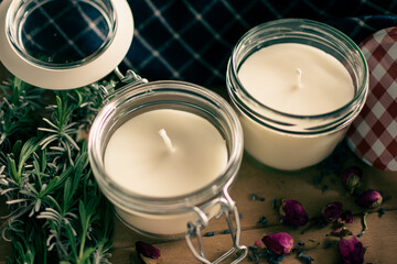 zwei Duftkerzen mit Lavendel und rose in wiederverschließbaren Gläsern. Nahaufnahme