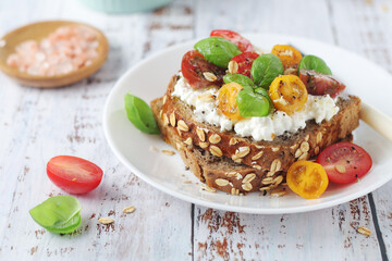 Sandwiches with cherry tomatoes and cottage cheese