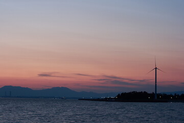 日本 伊勢湾の夕焼けと風力発電と三日月 © 真一 星野