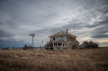 Old abandoned farmhouse in a rural area in Alberta, Canada - obrazy, fototapety, plakaty
