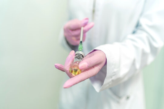doctor preparing doses of vaccine covid19