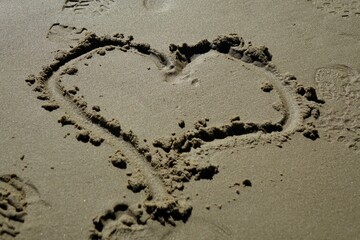 Heart drawn into the beach sand with a finger, concept: love, romantic, holiday (horizontal), Sahlenburg, Lower Saxony, Germany