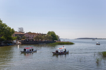 Fototapeta na wymiar Boats cruising on the lake bursa golyazi, turkey