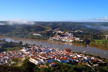 Naklejka premium Sanlúcar de Guadiana en España y Alcoutim en Portugal. Dos pueblos situados a orillas del rio Guadiana que sirve de frontera natural entre ambos países.