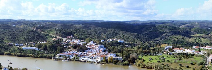 Fototapeta na wymiar Vista panorámica de Alcoutim en Portugal junto a las colinas del Algarve. Pueblo situado junto a Sanlúcar de Guadiana en España a orillas del rio Guadiana que sirve de frontera entre ambos países.