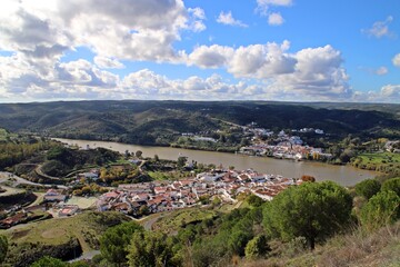 Fototapeta na wymiar Sanlúcar de Guadiana en España y Alcoutim en Portugal. Dos pueblos situados a orillas del rio Guadiana que sirve de frontera natural entre ambos países.