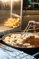 Hand mit Stäbchen Bangkok Streetfood. Chinatown Thailand. 