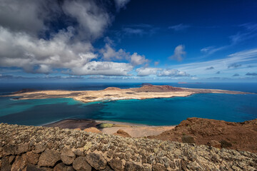 Fototapeta na wymiar Krajobraz morski. Wulkaniczny klimat wysp kanaryjskich, Lanzarote