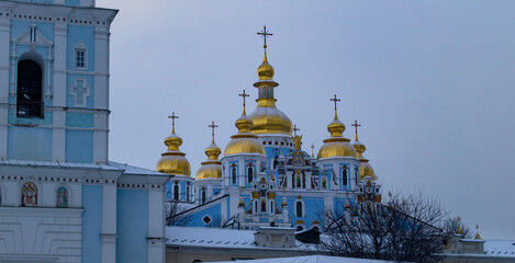 Fototapeta na wymiar Church in Kyiv near the Verkhovna Rada. Orthodox church with blue walls and golden domes. Church with golden domes in cloudy weather. Temple of the Three Saints