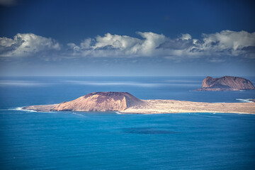 Widok na niebieski Ocean Atlantycki i niebo z chmurami na wyspie kanaryjskiej Lanzarote, Hiszpania