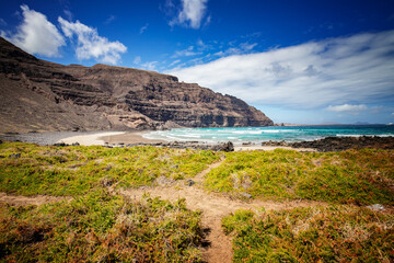 Widok na Ocean Atlantycki i niebieskie niebo na wyspie kanaryjskiej Lanzarote, Hiszpania