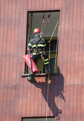 climber firefighter go in the house by window